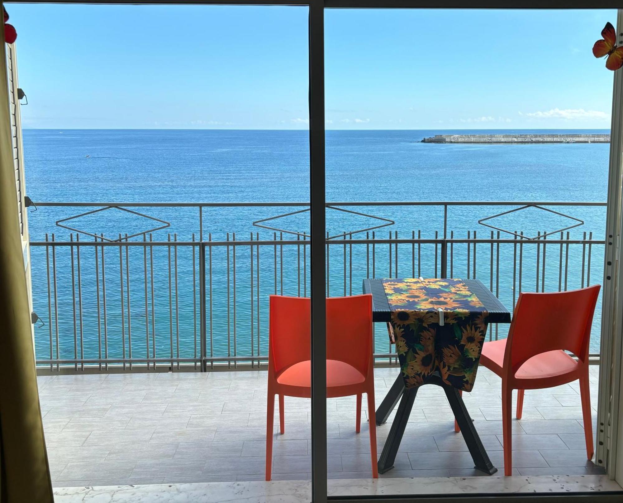 Apartamento La Mansarda Giardini-Naxos Exterior foto